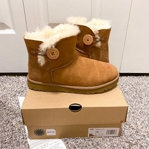 Chestnut UGGs Mini Bailey Button